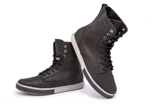 Side and top side view of Turin clipless cycling shoes in black