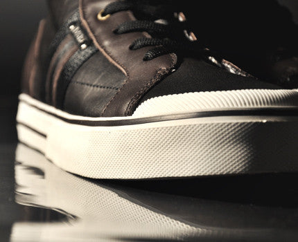 Cyclists’ clipless cycling shoes featuring natural gum rubber soles for confident traction on pavement, dirt, and gravel

