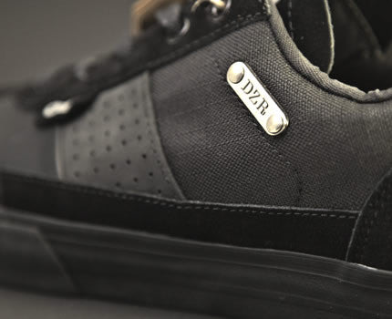 Close-up of logo badge detail on Minna clipless cycling shoes