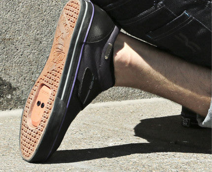 Cyclist wearing purple clipless cycling shoes, highlighting mtb shoes natural gum rubber outsole and clipless design.