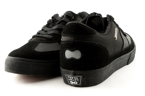 Studio front/back view of Minna clipless mtb shoes combining casual cycling shoe design