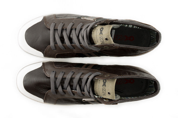 Leather clipless mtb shoes with elastic lace catch to keep laces tucked and out of your drivetrain while powering up climbs