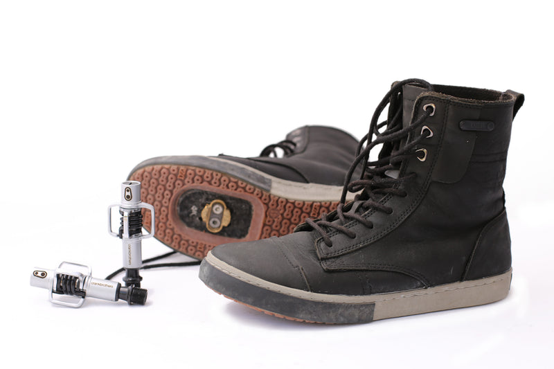 Side and back view with clip tool of Turin casual clipless cycling shoes