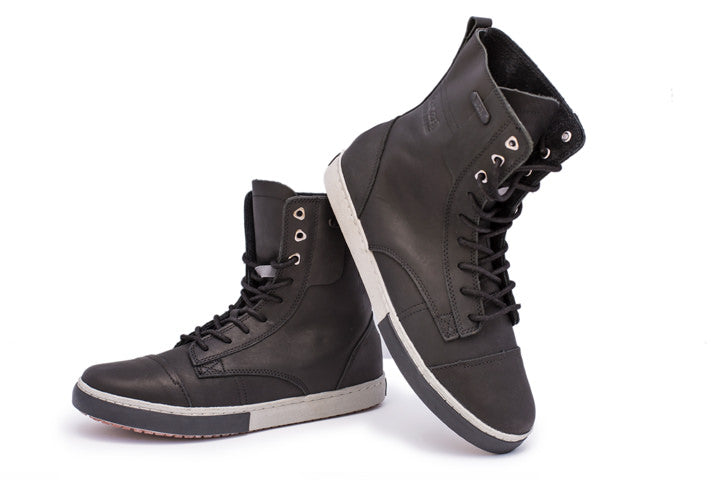 Side and top side view of Turin clipless cycling shoes in black
