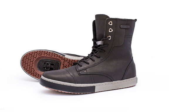 Side and bottom view of Turin casual cycling shoes with gripping outsole